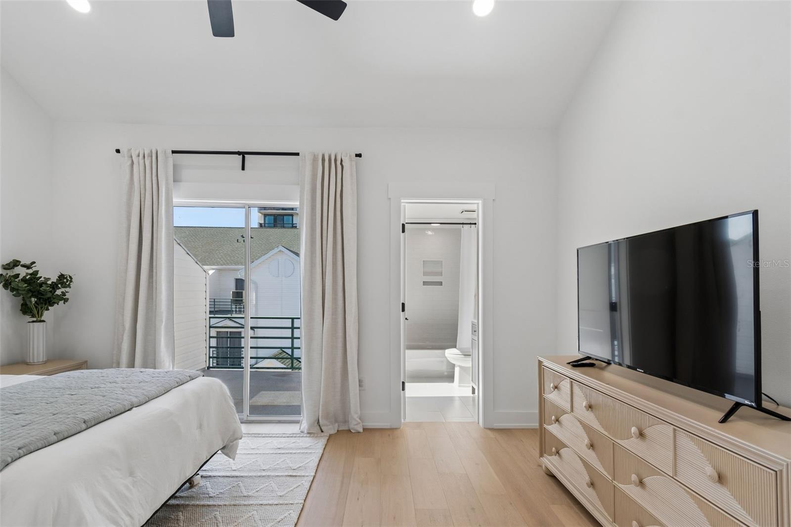 Image 25 of 57 For 320 Island Way 302