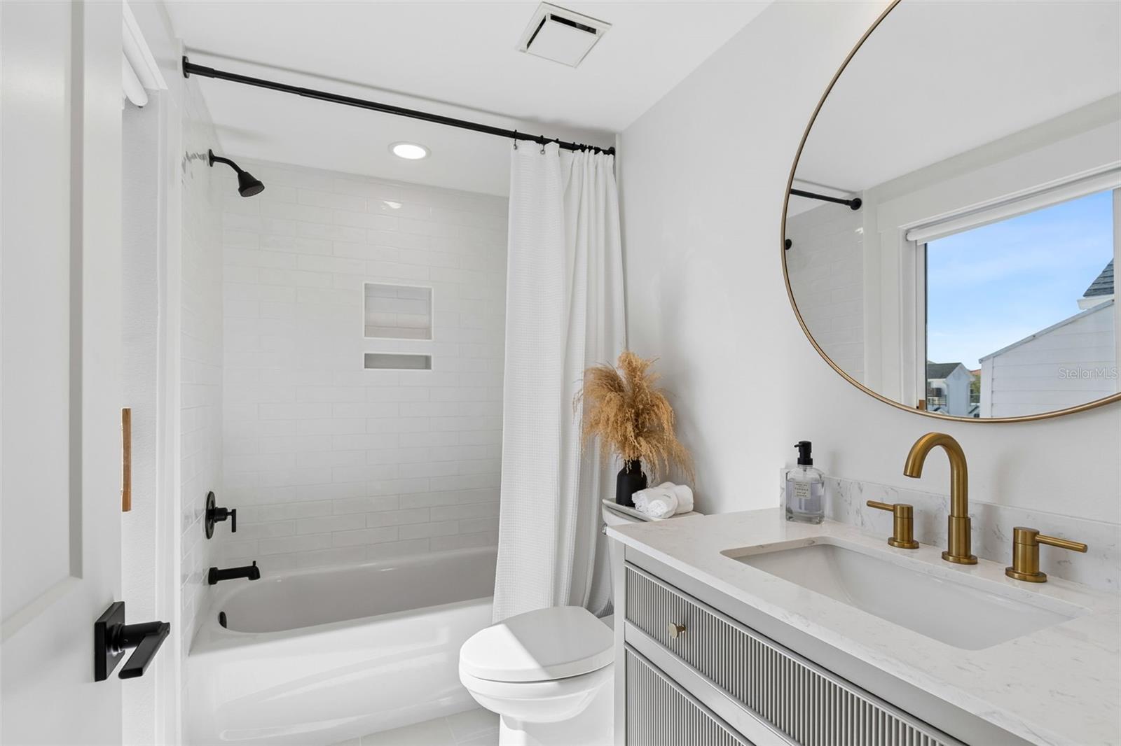 Image 29 of 57 For 320 Island Way 302