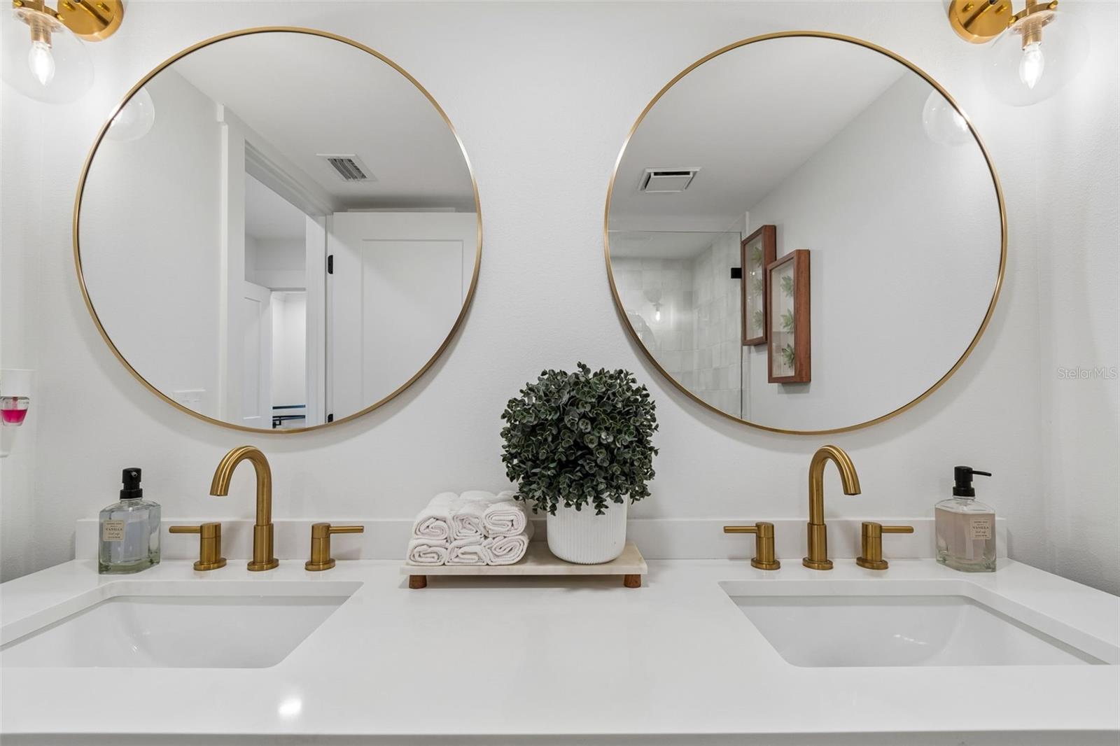 Image 30 of 57 For 320 Island Way 302