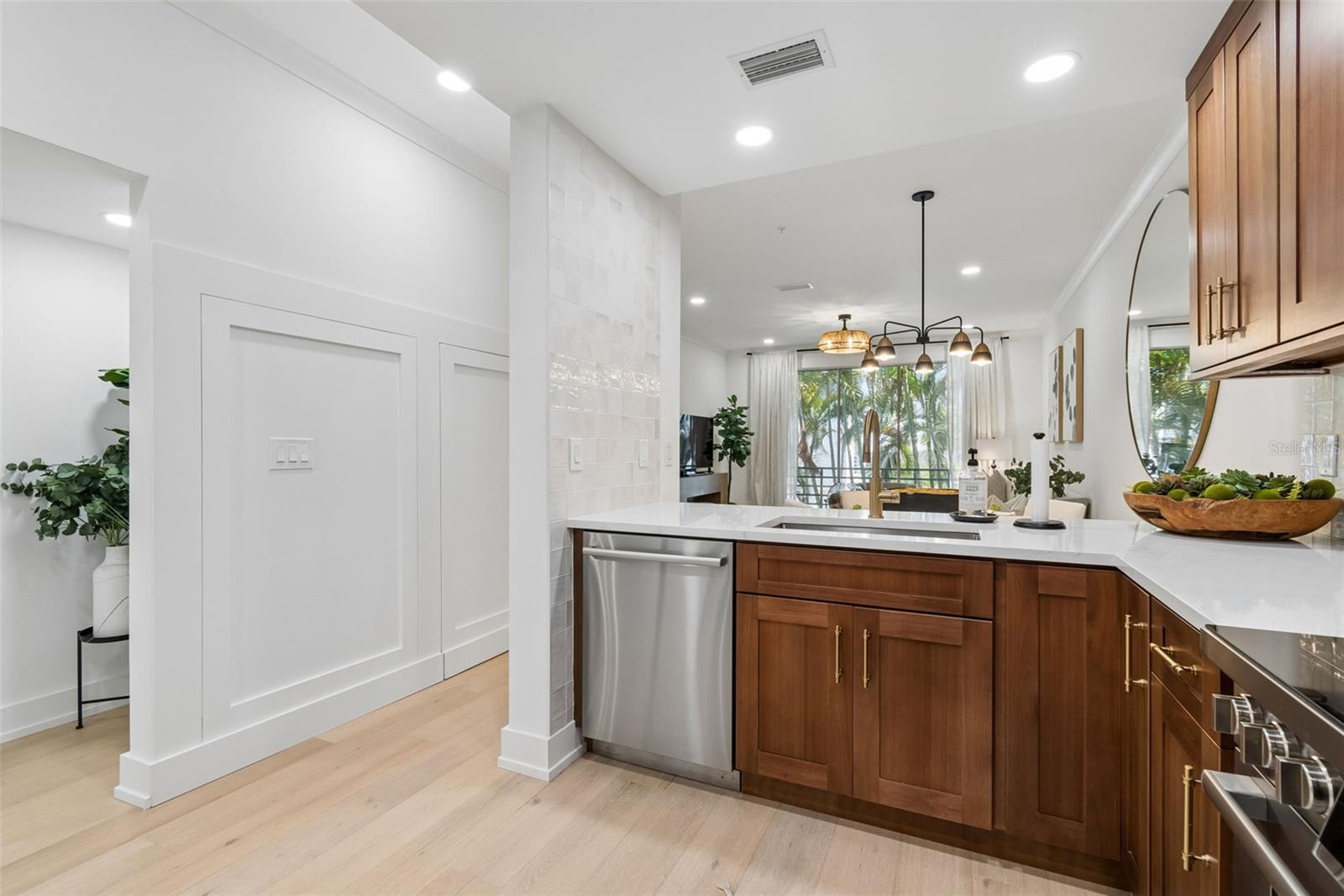 Image 6 of 57 For 320 Island Way 302