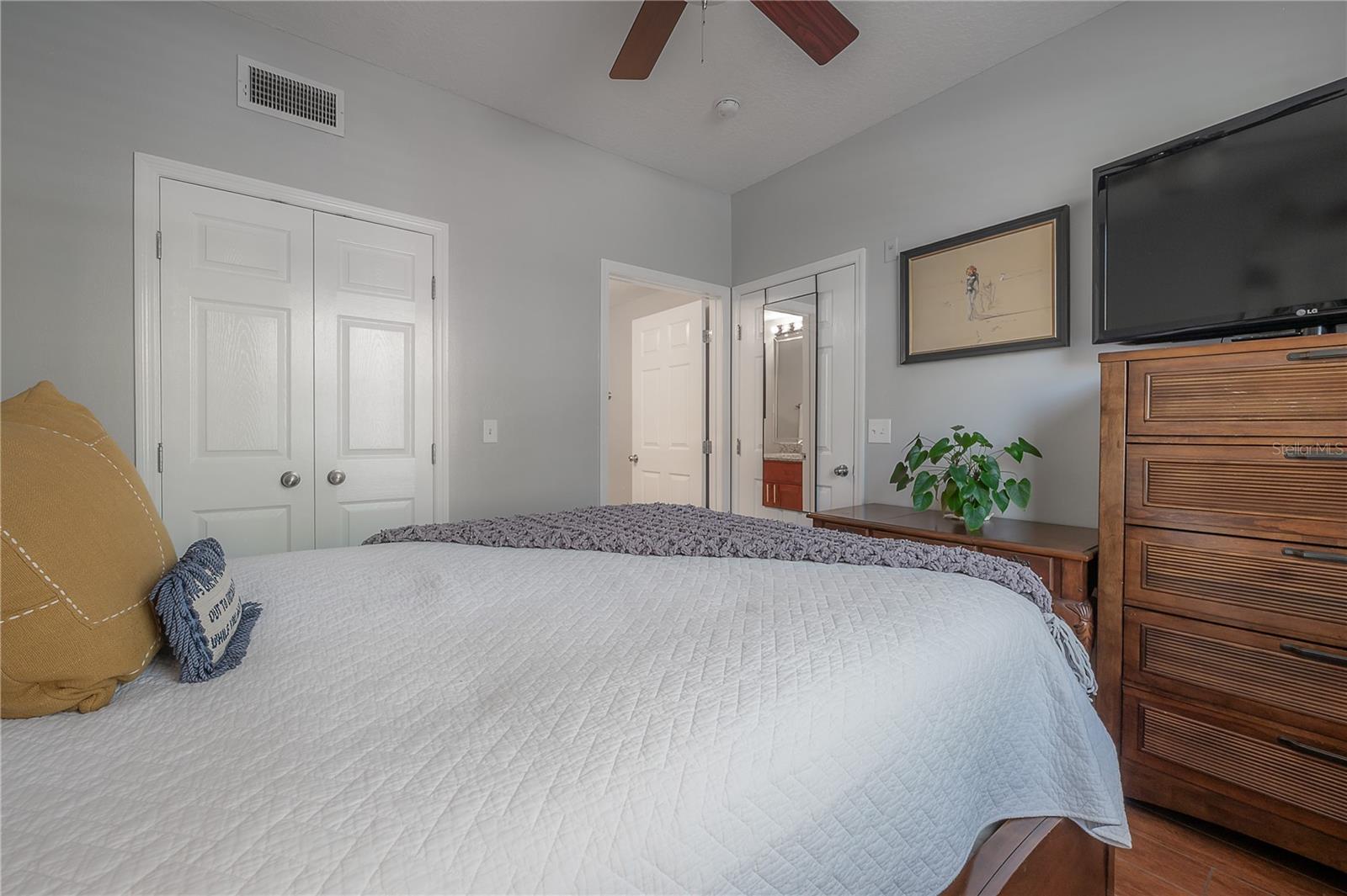 Listing photo id 17 for 1810 Palm Avenue 4103
