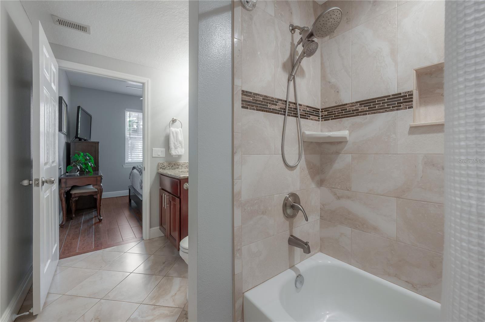Listing photo id 20 for 1810 Palm Avenue 4103