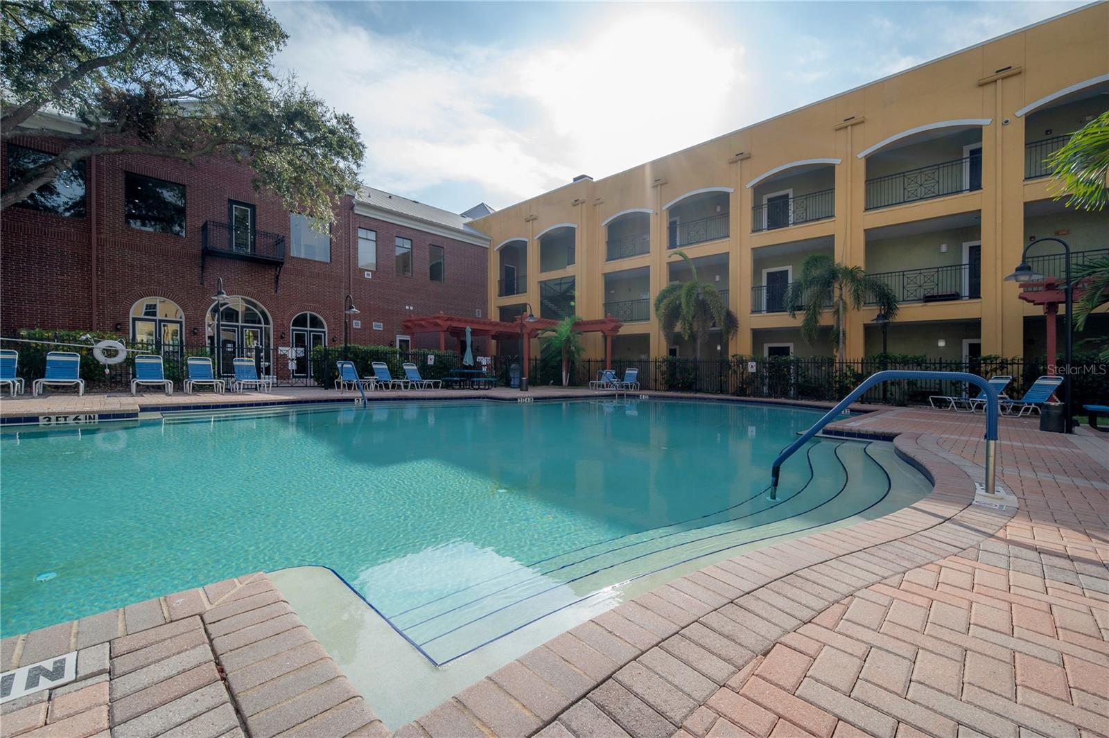 Listing photo id 50 for 1810 Palm Avenue 4103