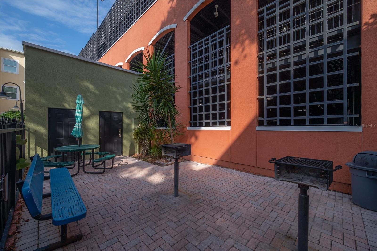 Listing photo id 52 for 1810 Palm Avenue 4103