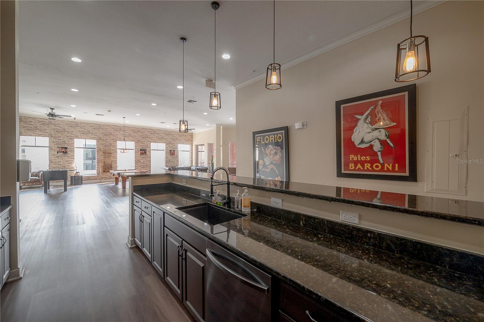 Listing photo id 56 for 1810 Palm Avenue 4103