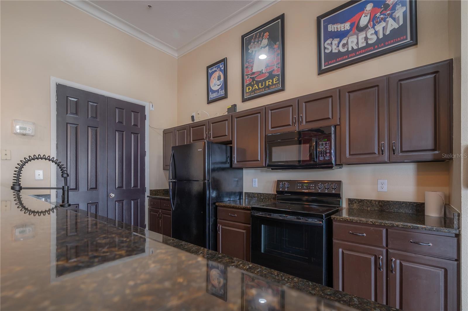 Listing photo id 57 for 1810 Palm Avenue 4103
