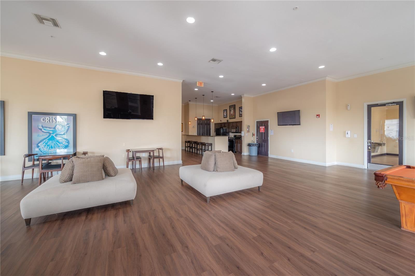 Listing photo id 61 for 1810 Palm Avenue 4103