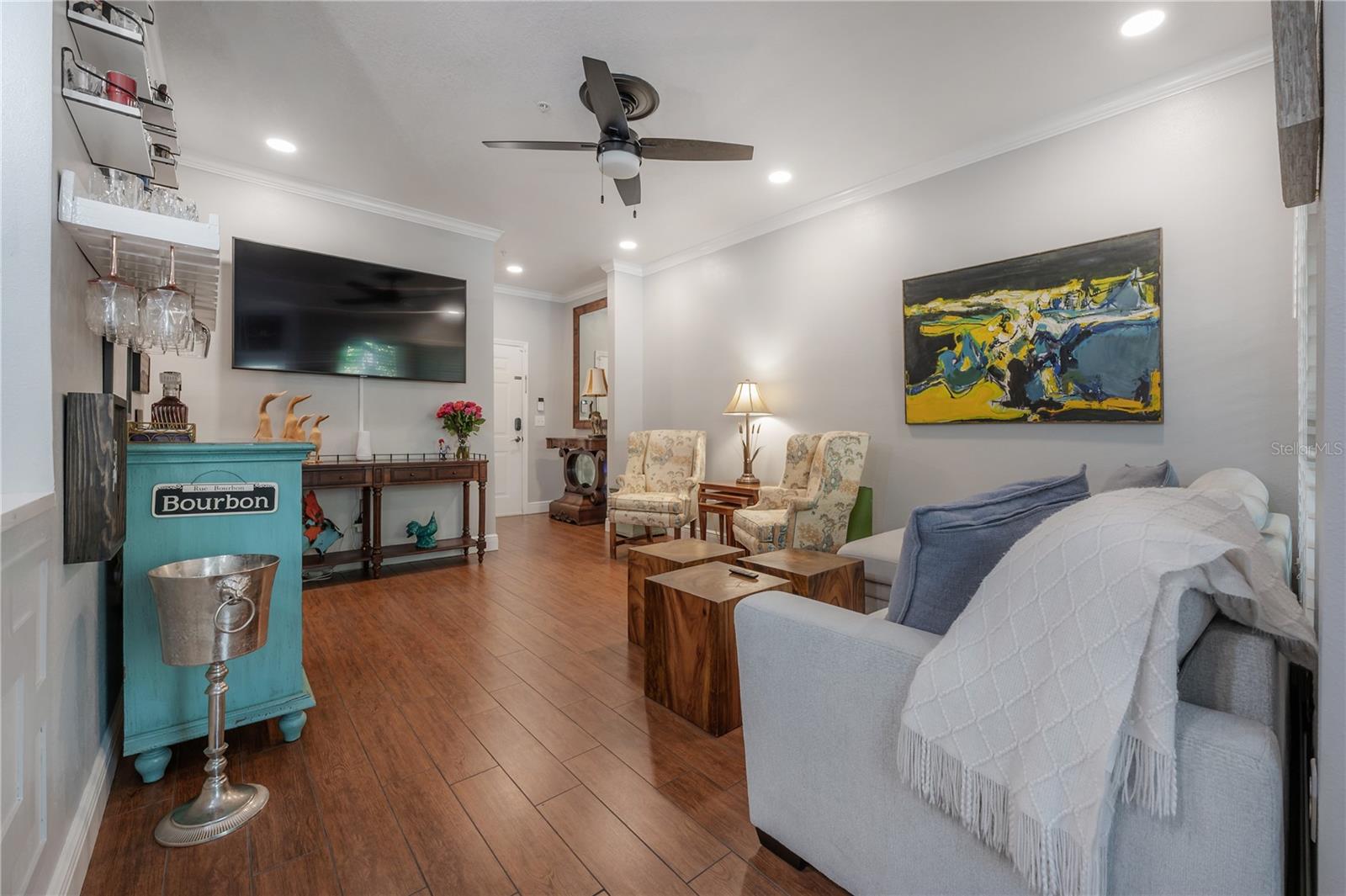 Listing photo id 5 for 1810 Palm Avenue 4103