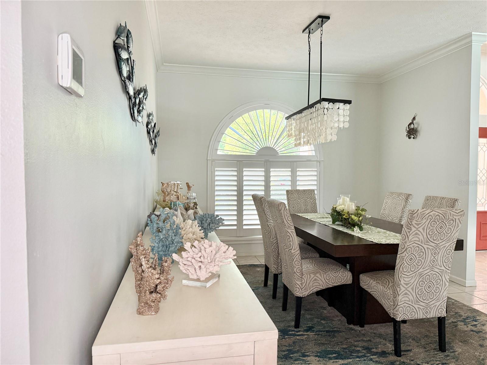 Listing photo id 11 for 6326 Queensway Dr