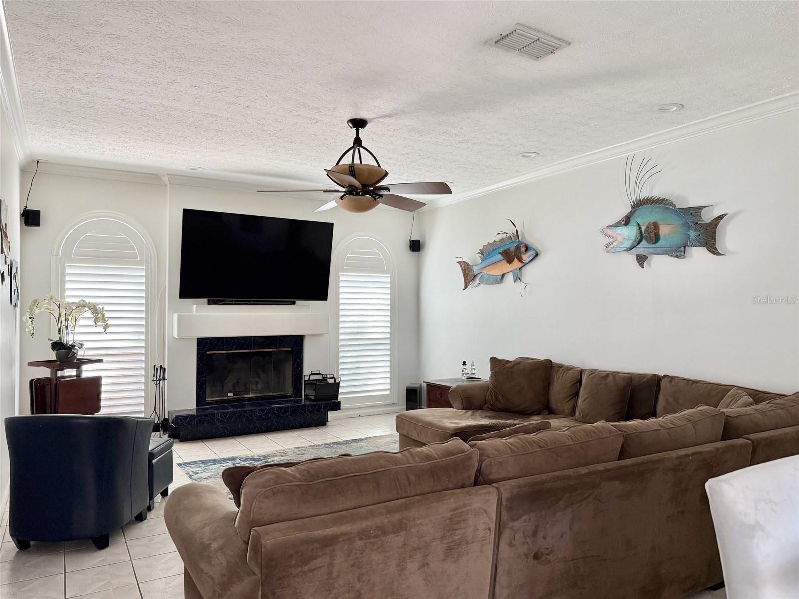 Listing photo id 13 for 6326 Queensway Dr