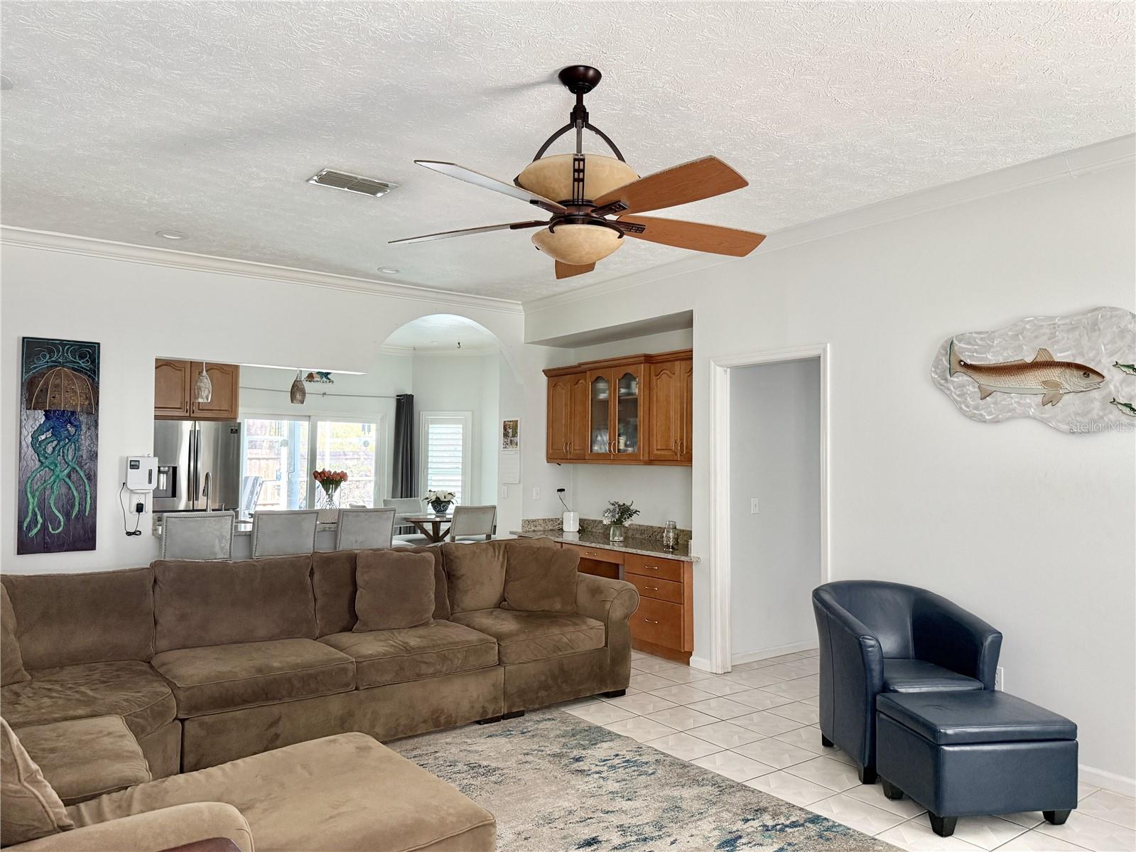 Listing photo id 16 for 6326 Queensway Dr