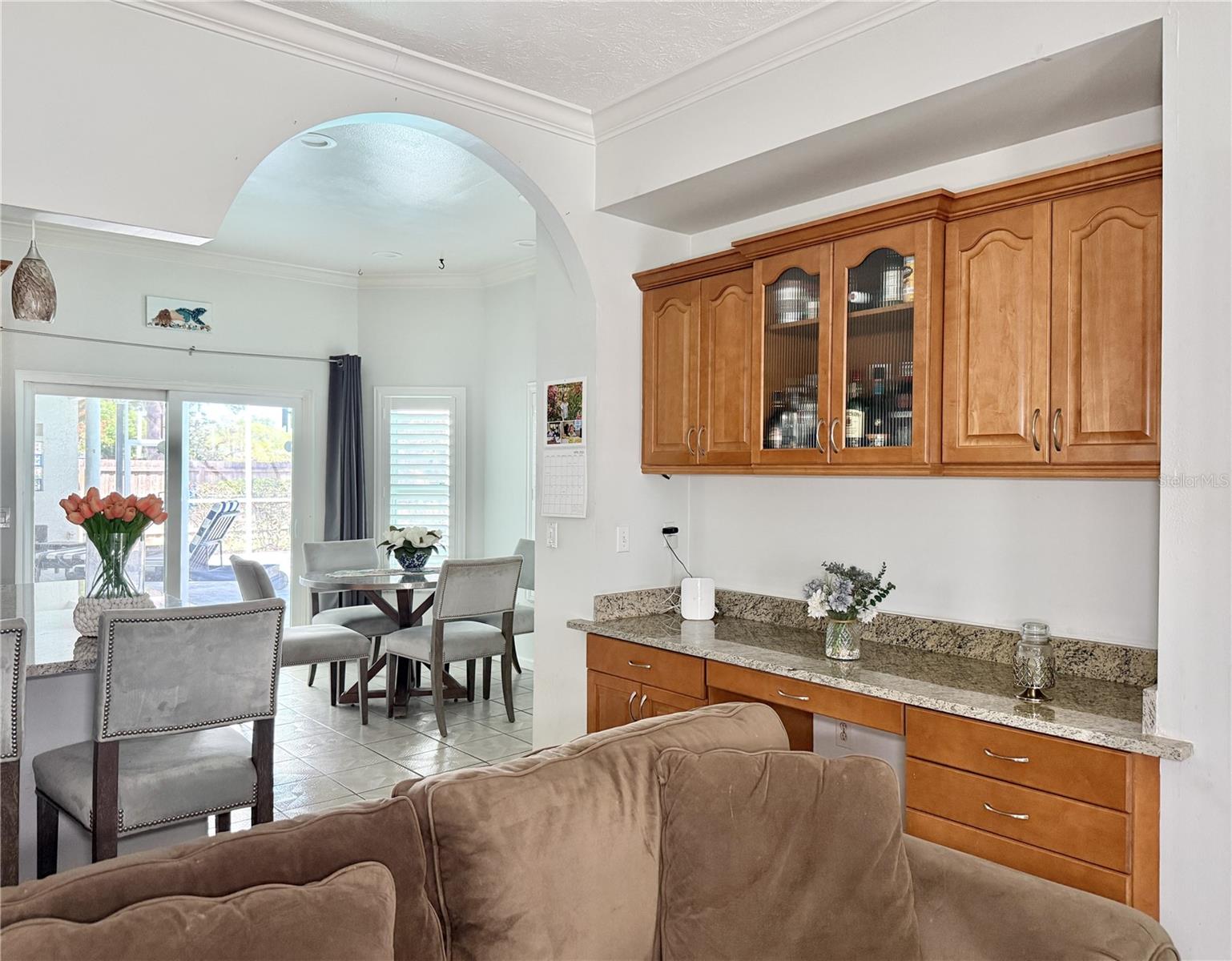 Listing photo id 17 for 6326 Queensway Dr