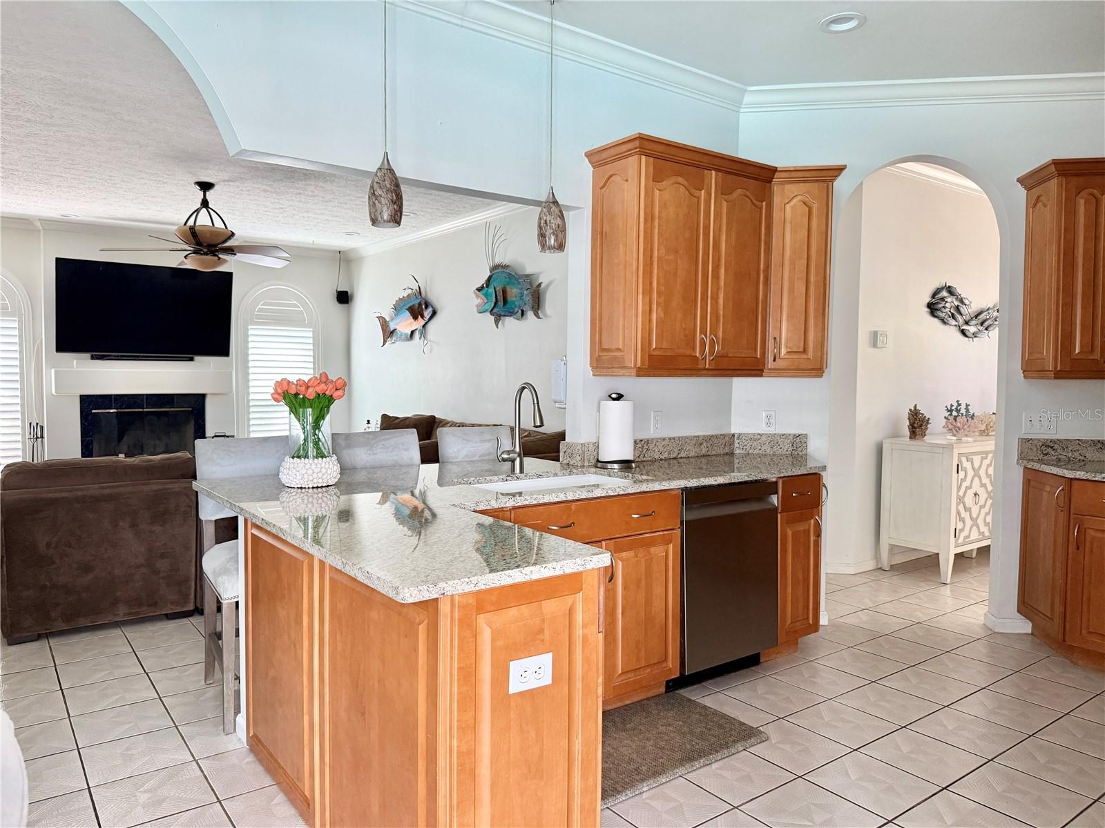 Listing photo id 19 for 6326 Queensway Dr