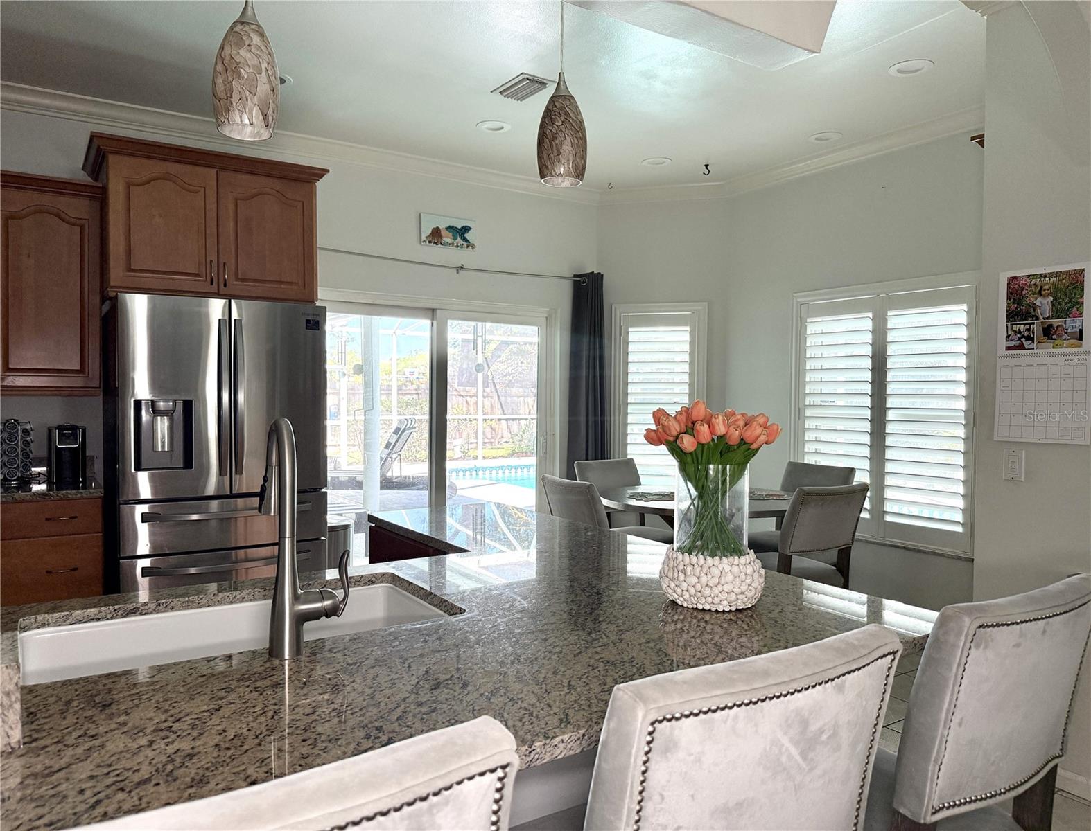 Listing photo id 21 for 6326 Queensway Dr