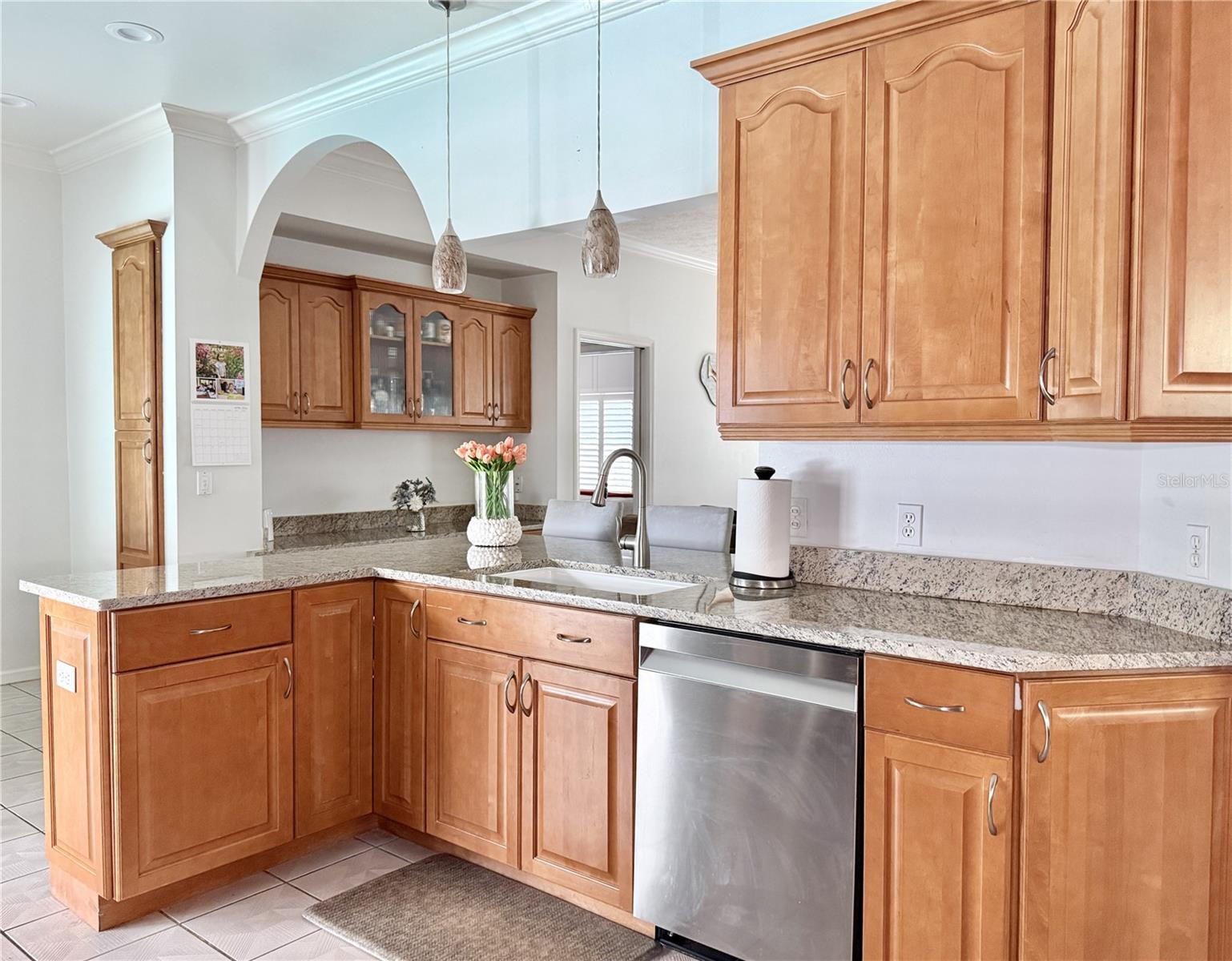 Listing photo id 23 for 6326 Queensway Dr