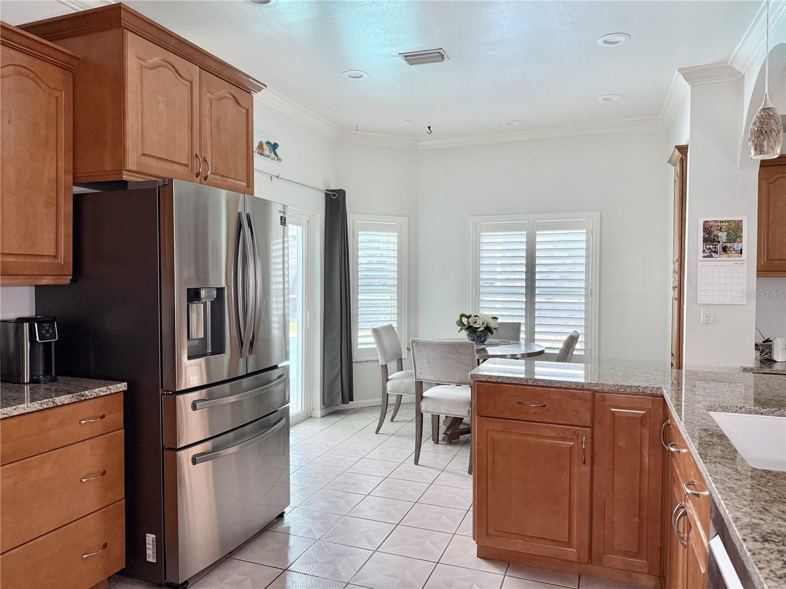 Listing photo id 24 for 6326 Queensway Dr