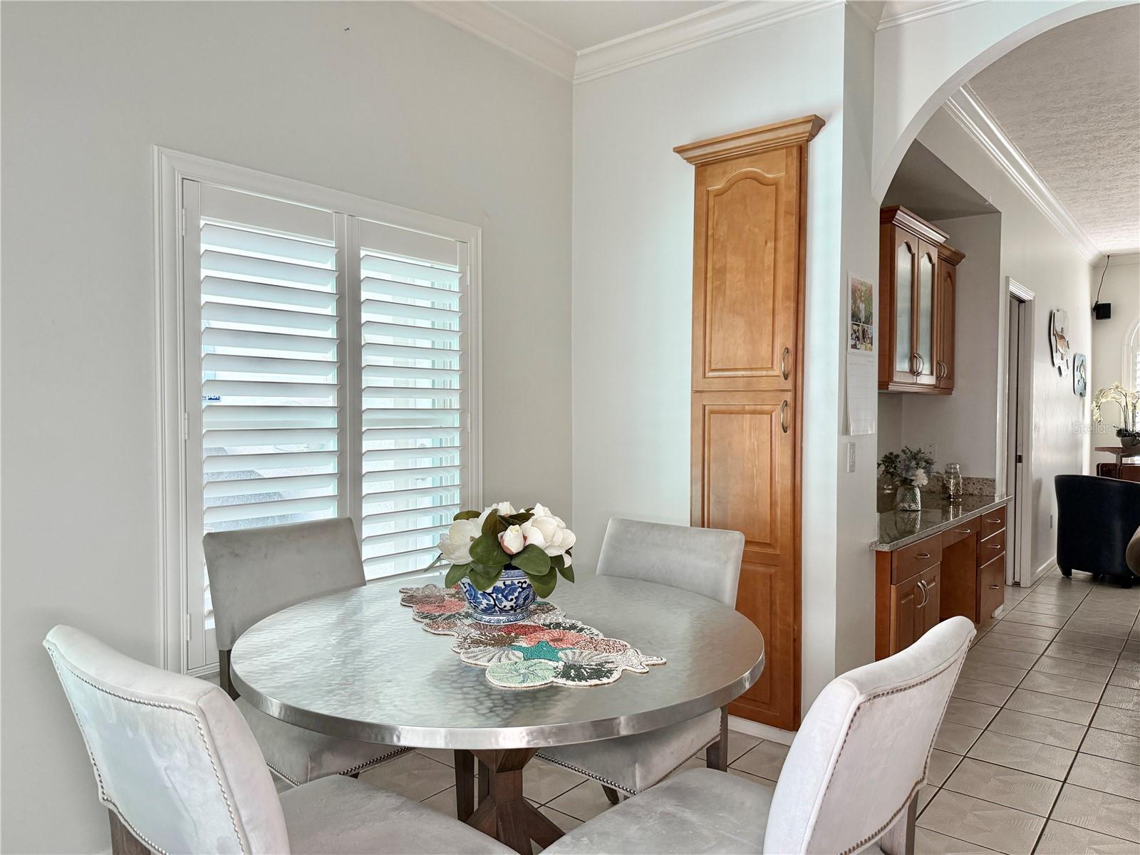 Listing photo id 25 for 6326 Queensway Dr