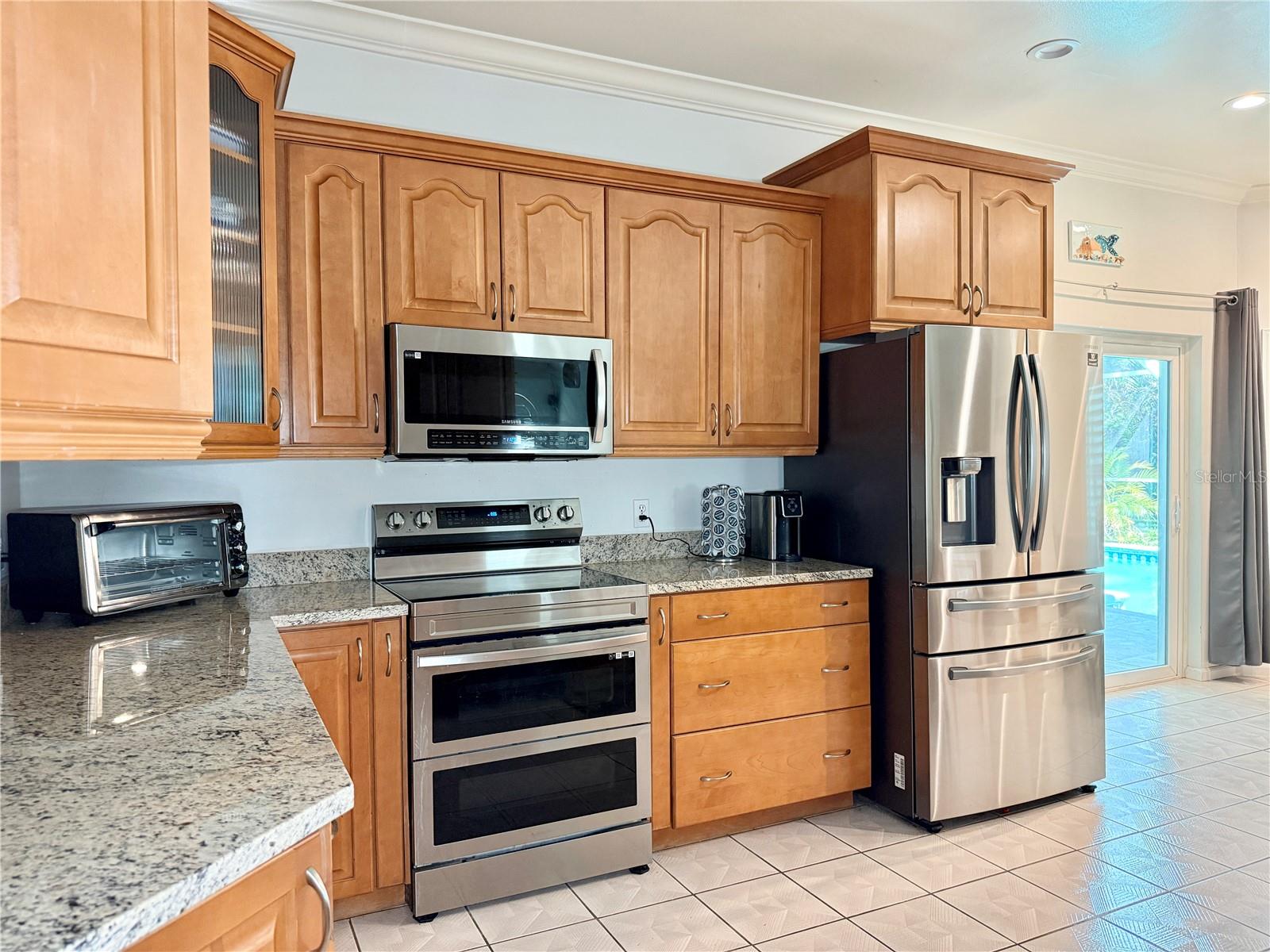 Listing photo id 26 for 6326 Queensway Dr