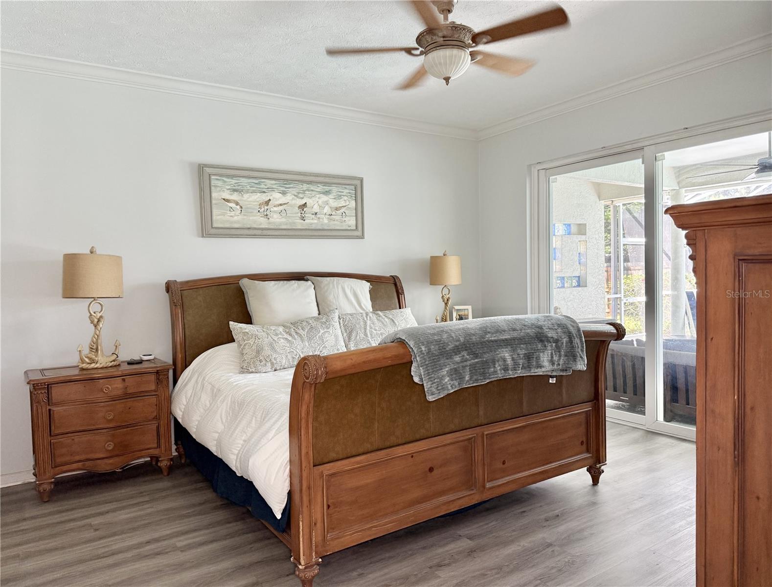 Listing photo id 27 for 6326 Queensway Dr