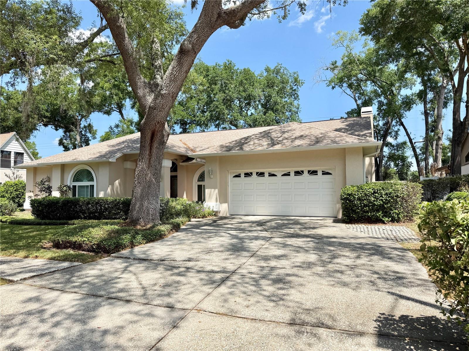 Listing photo id 1 for 6326 Queensway Dr