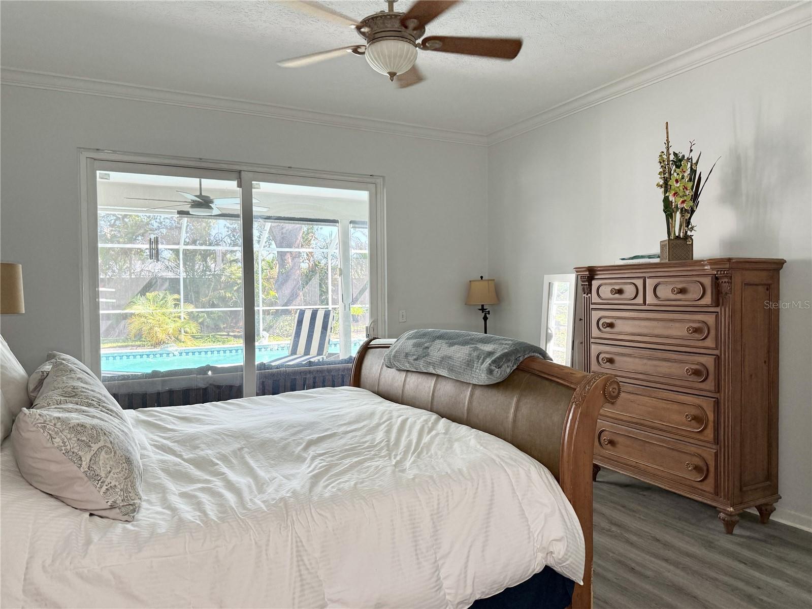 Listing photo id 28 for 6326 Queensway Dr