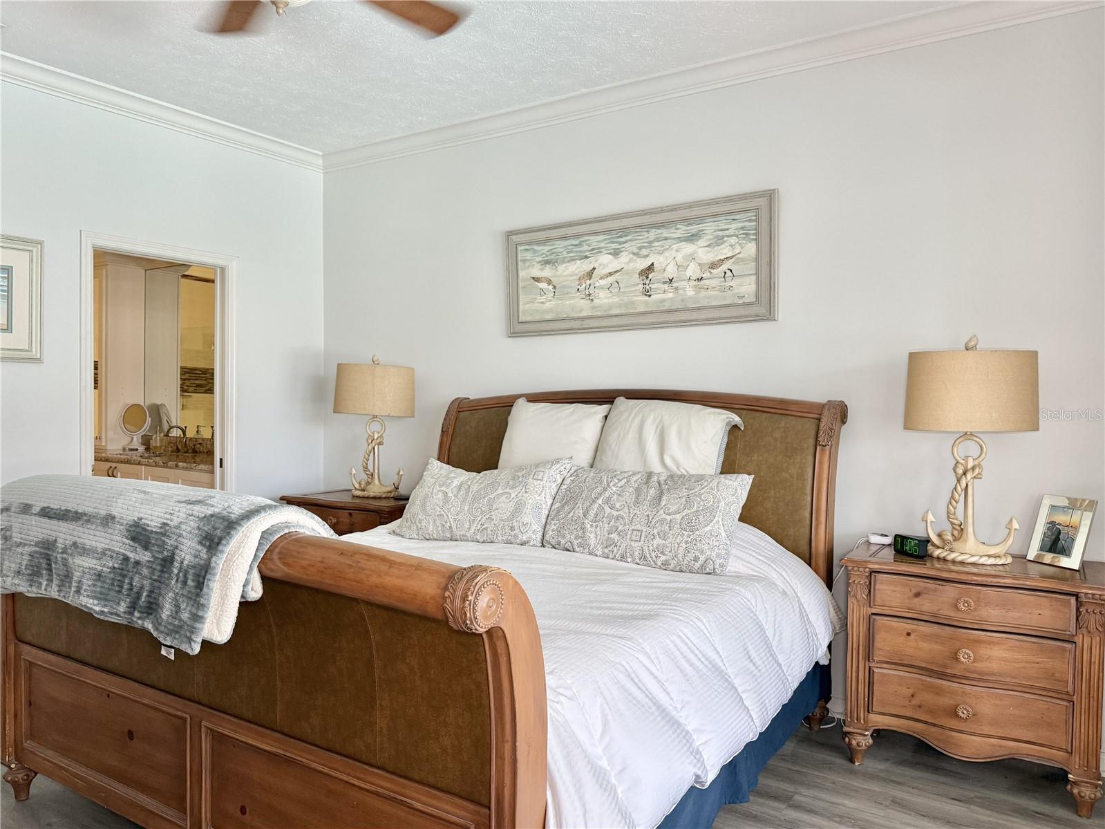 Listing photo id 29 for 6326 Queensway Dr