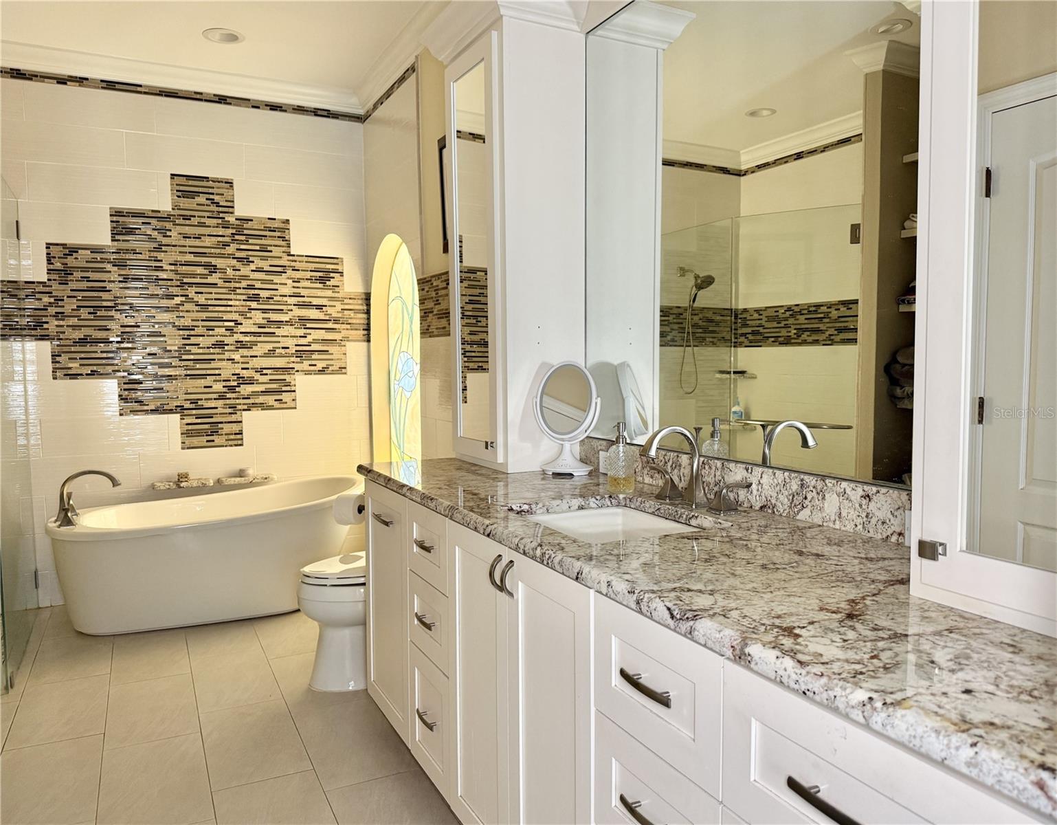 Listing photo id 30 for 6326 Queensway Dr