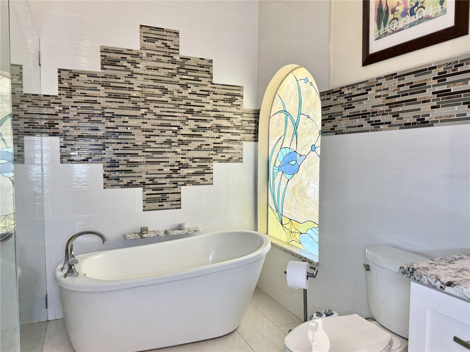 Listing photo id 31 for 6326 Queensway Dr