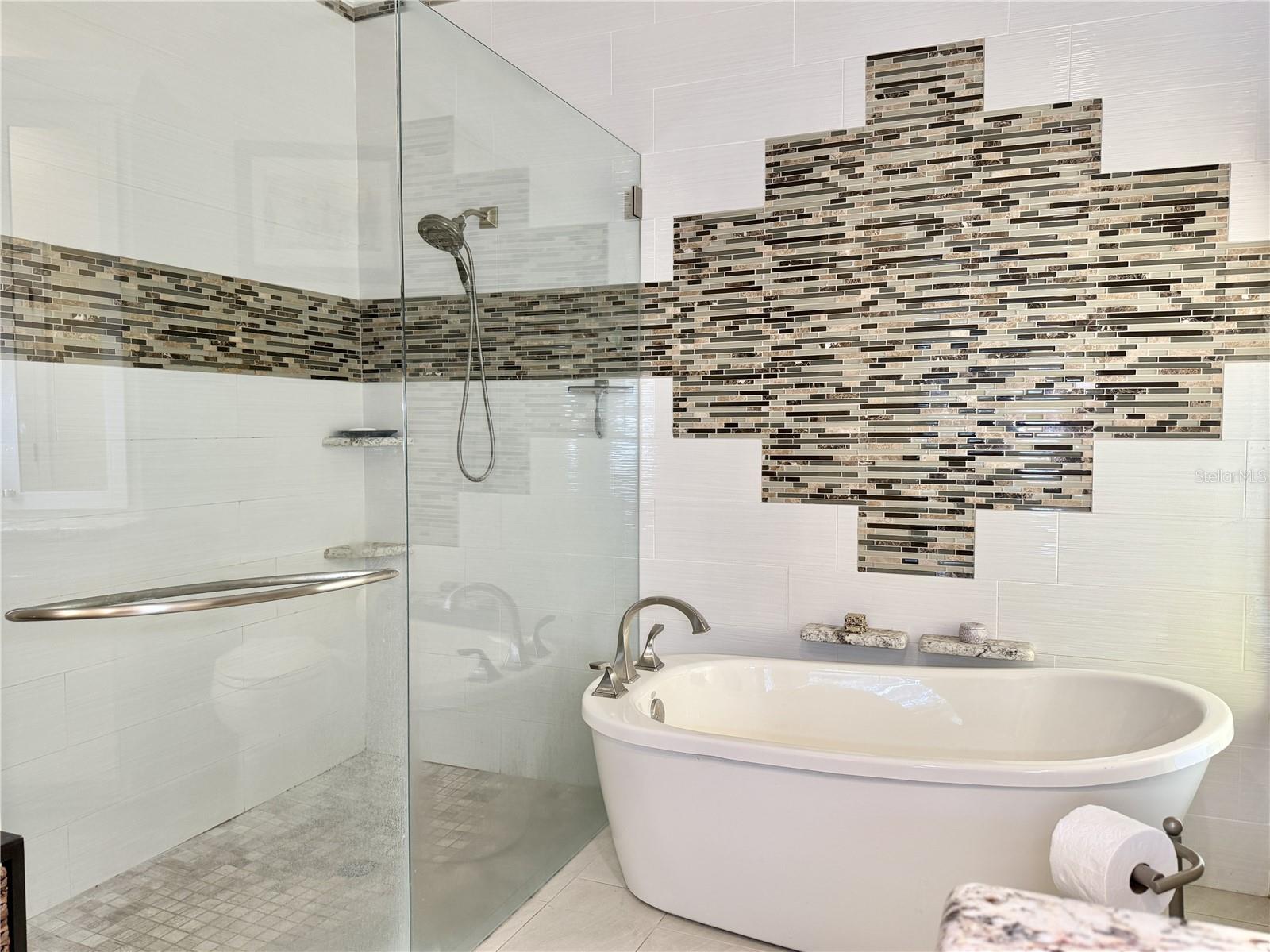 Listing photo id 32 for 6326 Queensway Dr