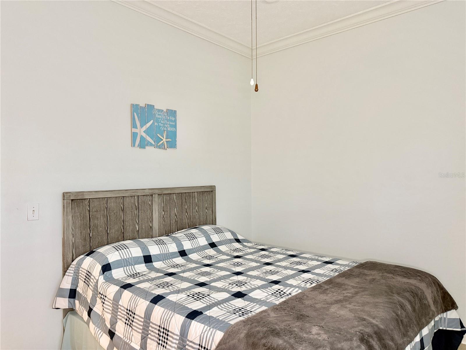 Listing photo id 34 for 6326 Queensway Dr