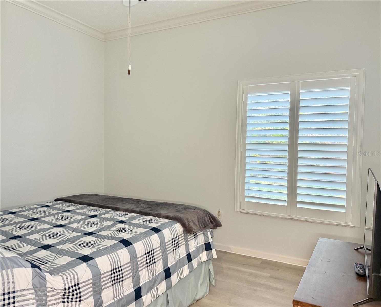 Listing photo id 35 for 6326 Queensway Dr