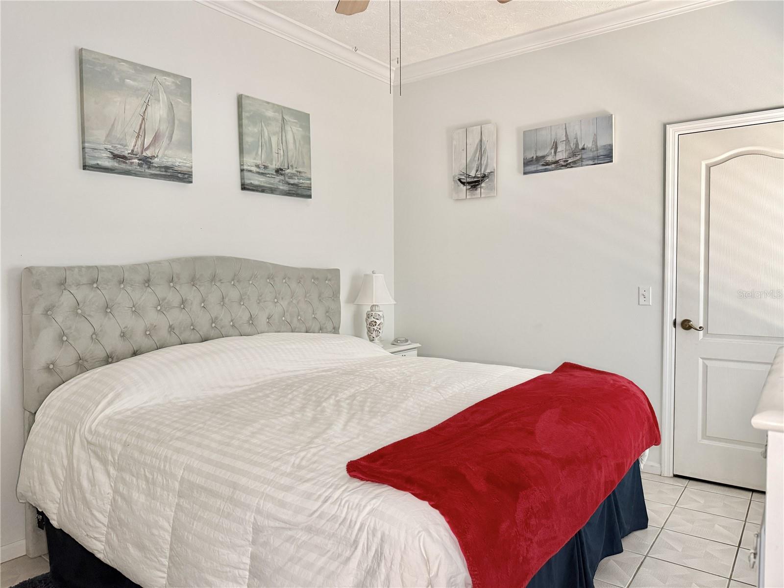 Listing photo id 36 for 6326 Queensway Dr