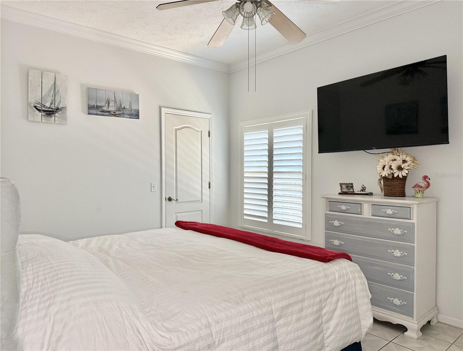 Listing photo id 37 for 6326 Queensway Dr