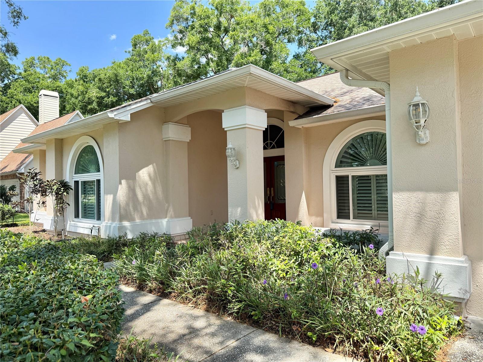 Listing photo id 2 for 6326 Queensway Dr