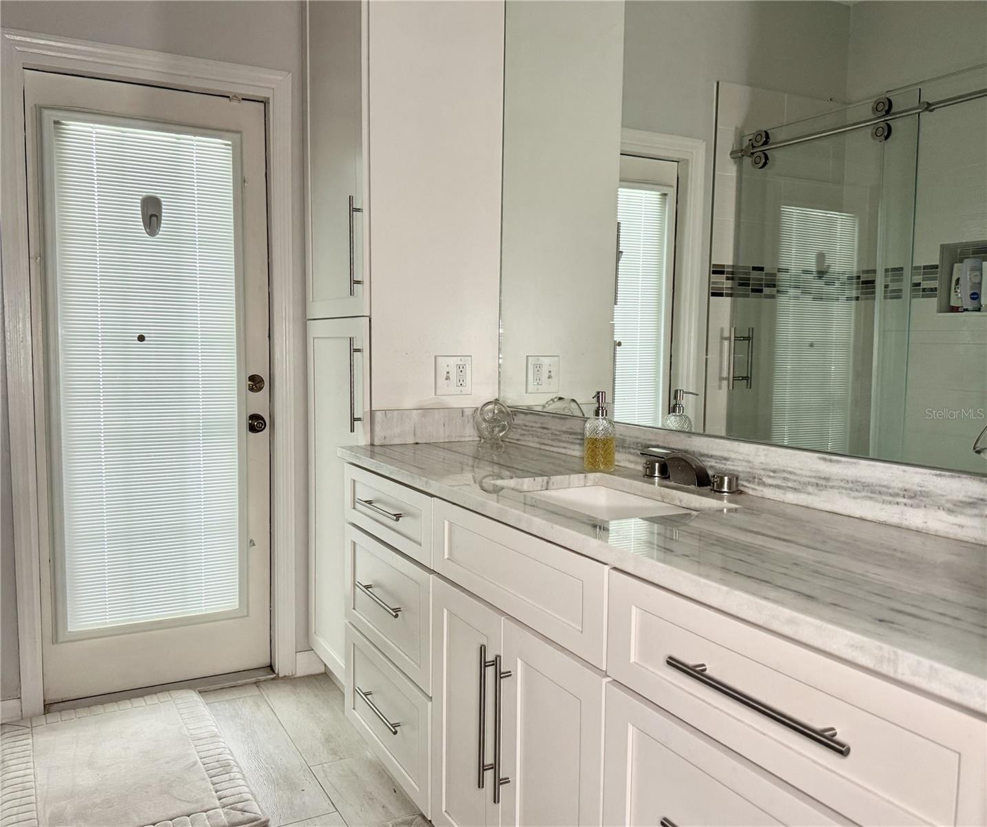 Listing photo id 38 for 6326 Queensway Dr