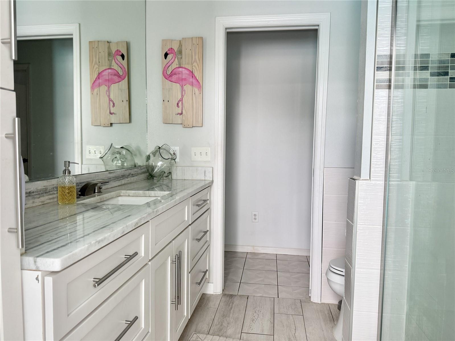 Listing photo id 39 for 6326 Queensway Dr