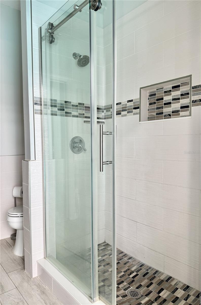 Listing photo id 40 for 6326 Queensway Dr