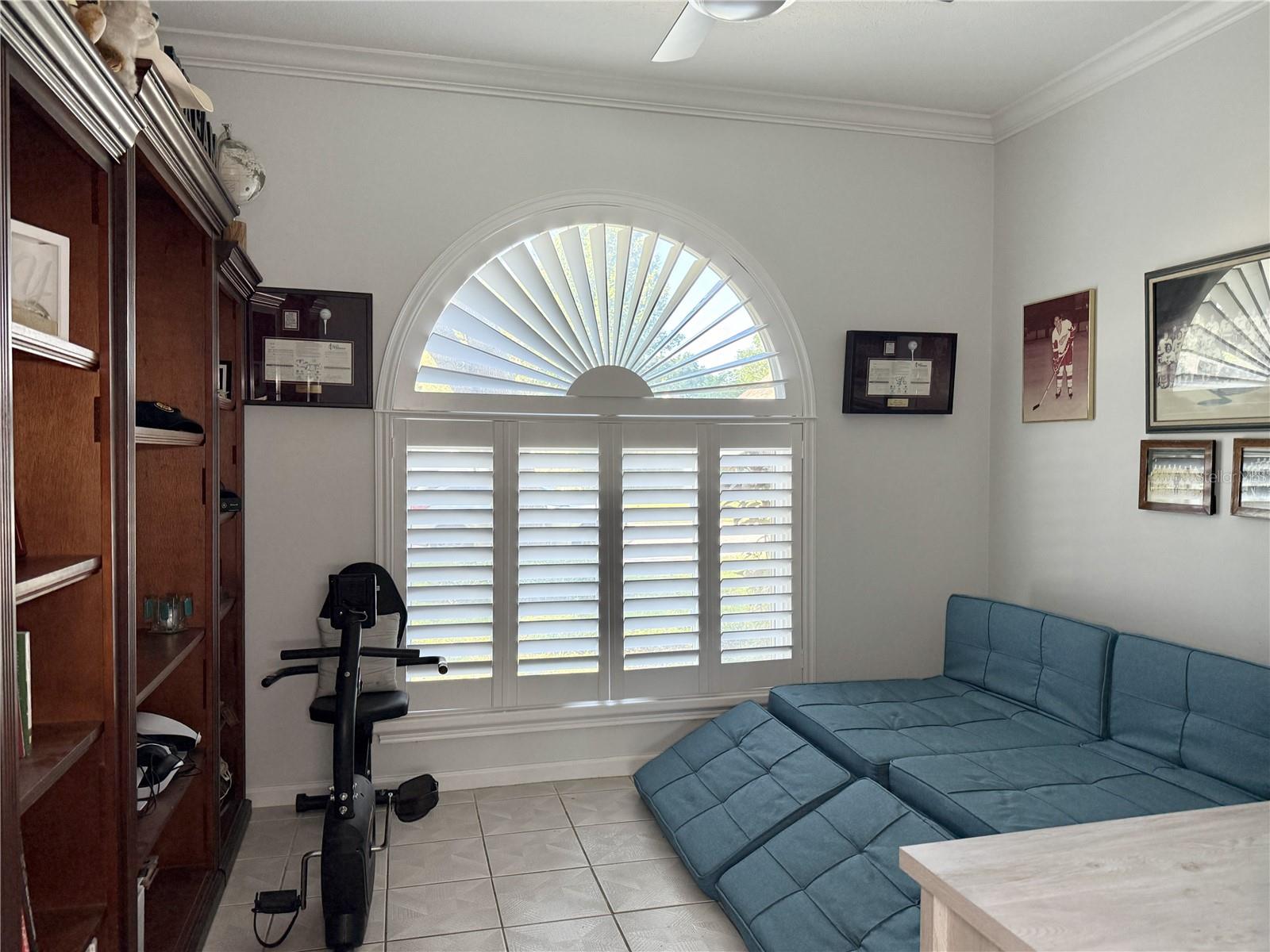 Listing photo id 41 for 6326 Queensway Dr