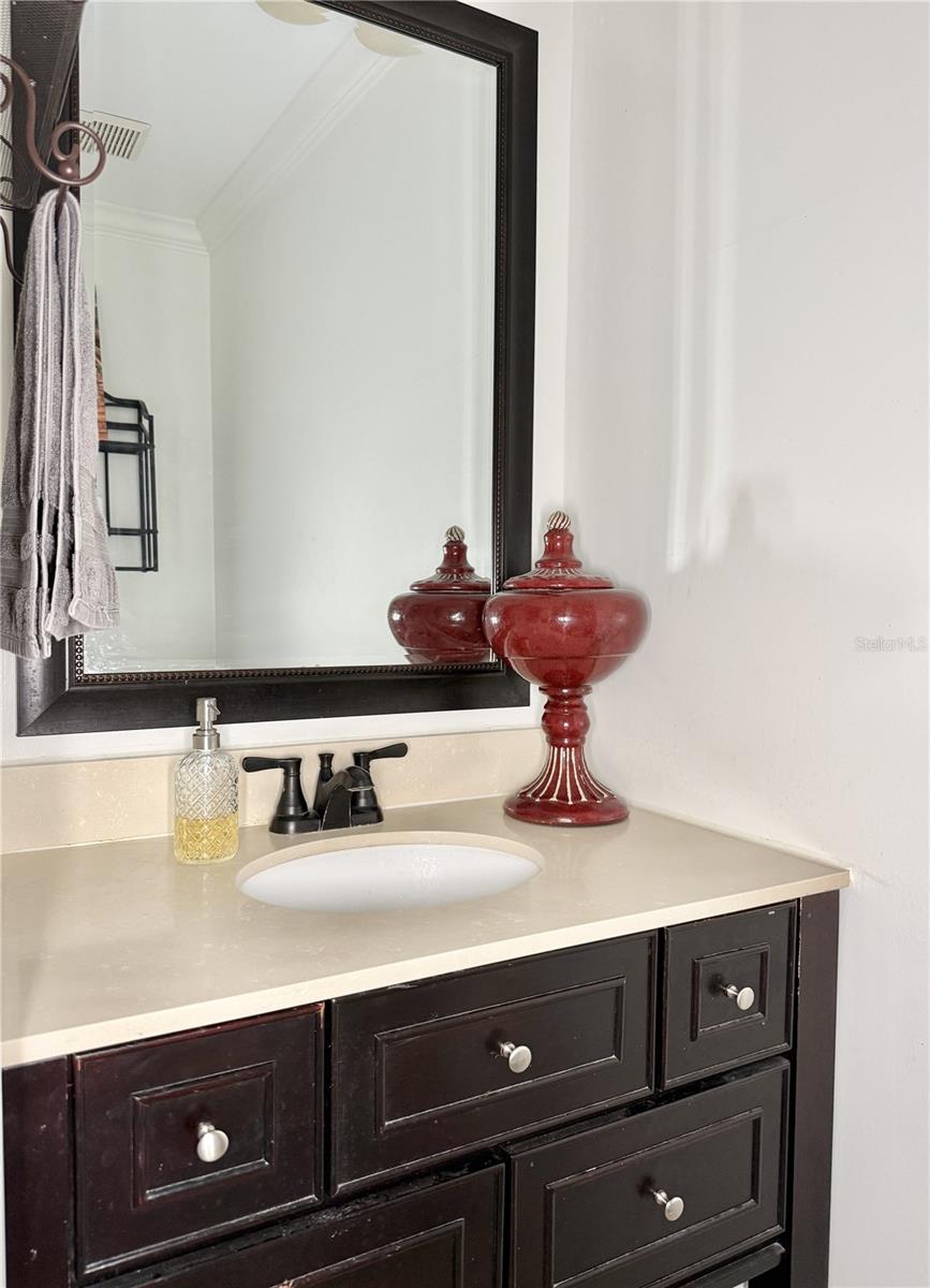 Listing photo id 43 for 6326 Queensway Dr