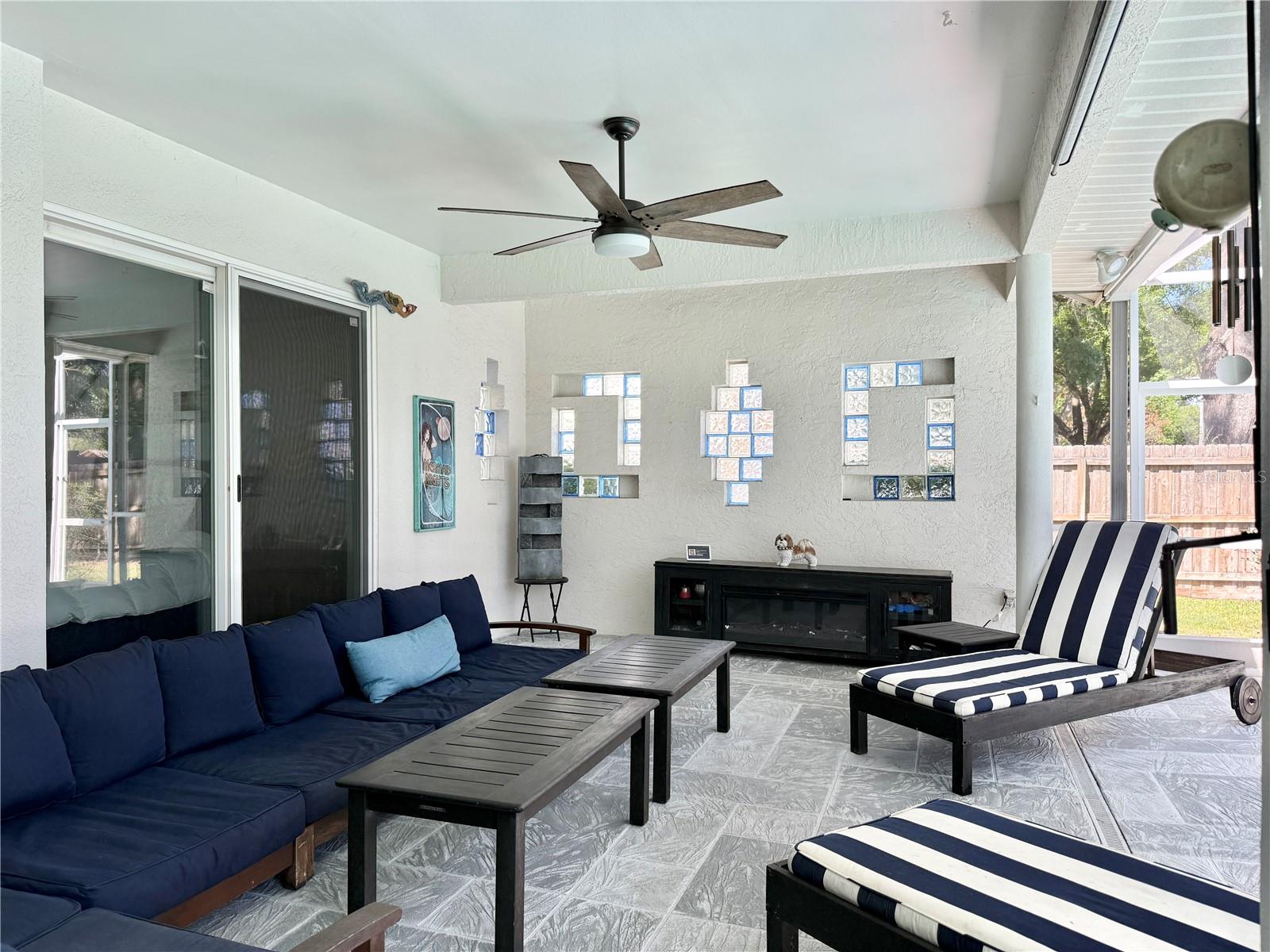 Listing photo id 45 for 6326 Queensway Dr