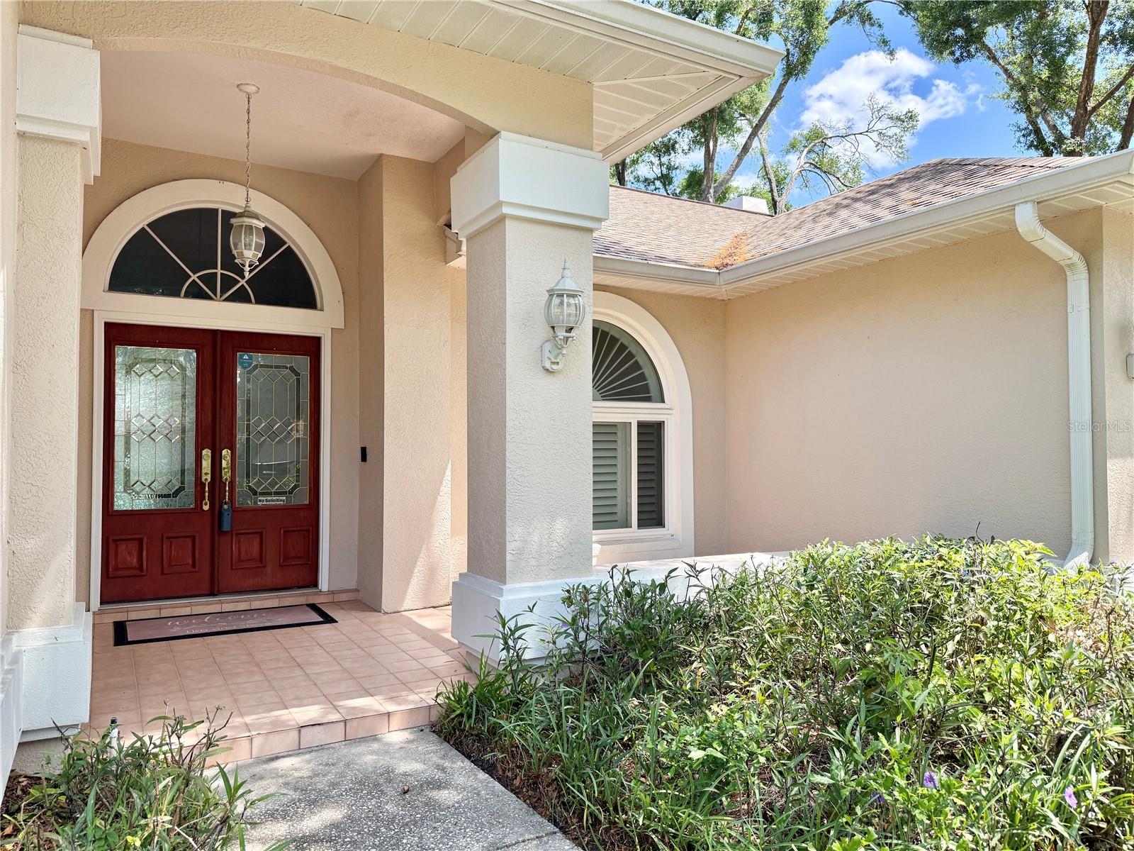 Listing photo id 3 for 6326 Queensway Dr