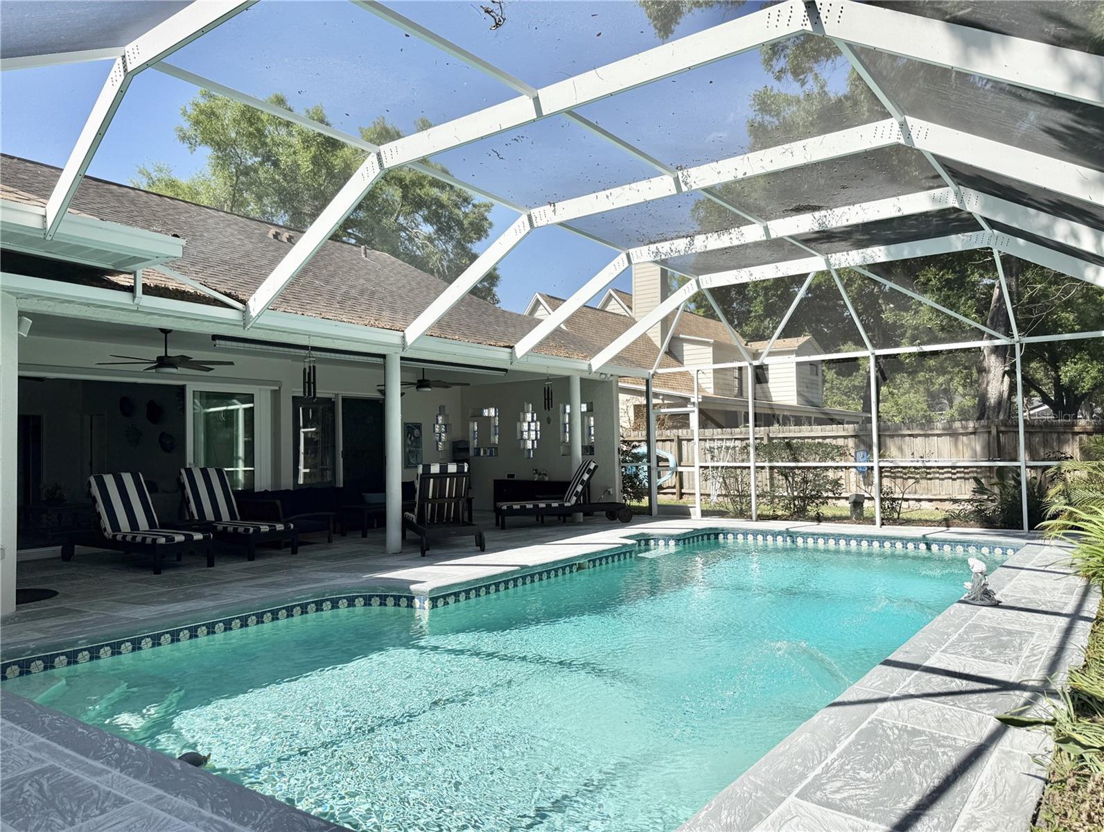 Listing photo id 48 for 6326 Queensway Dr