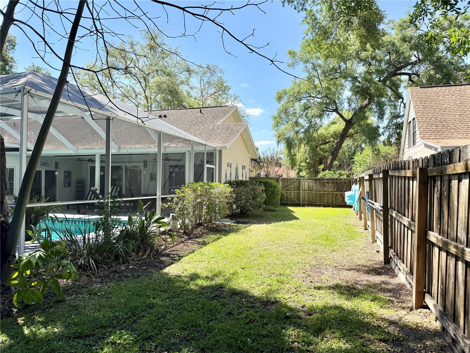 Listing photo id 51 for 6326 Queensway Dr