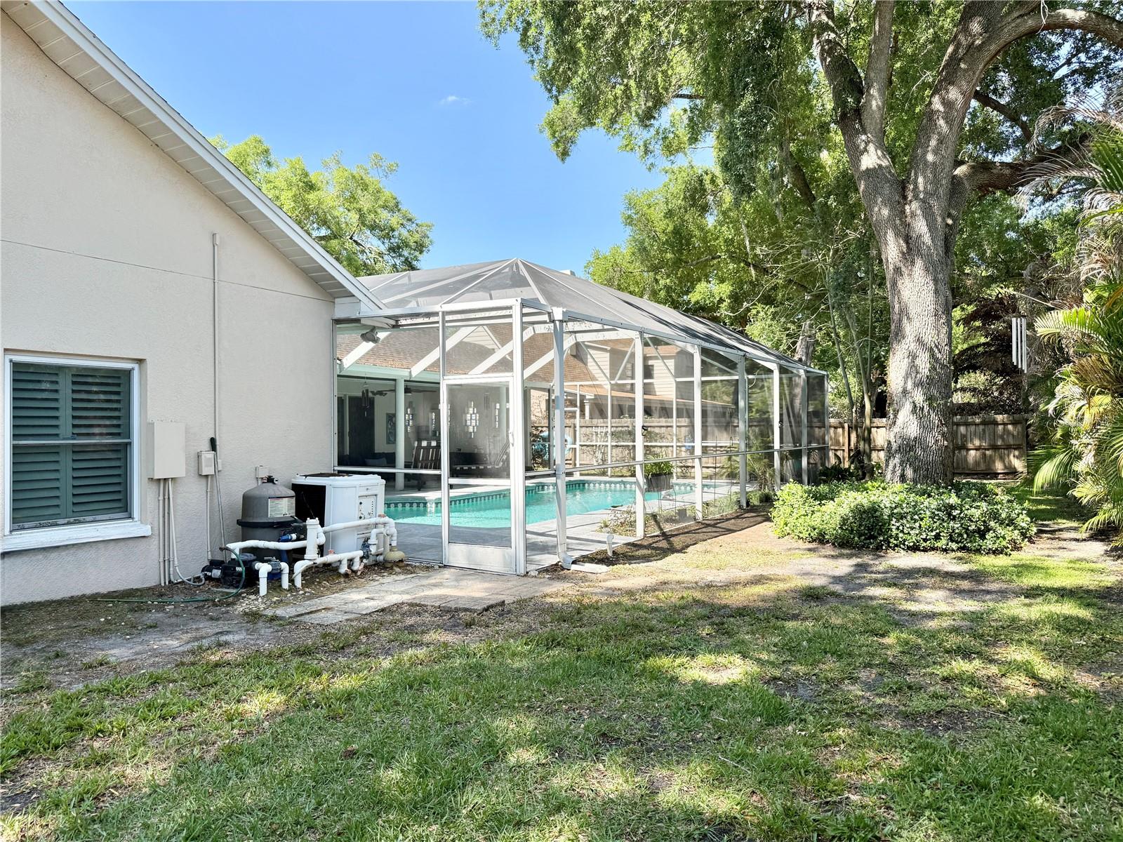 Listing photo id 53 for 6326 Queensway Dr