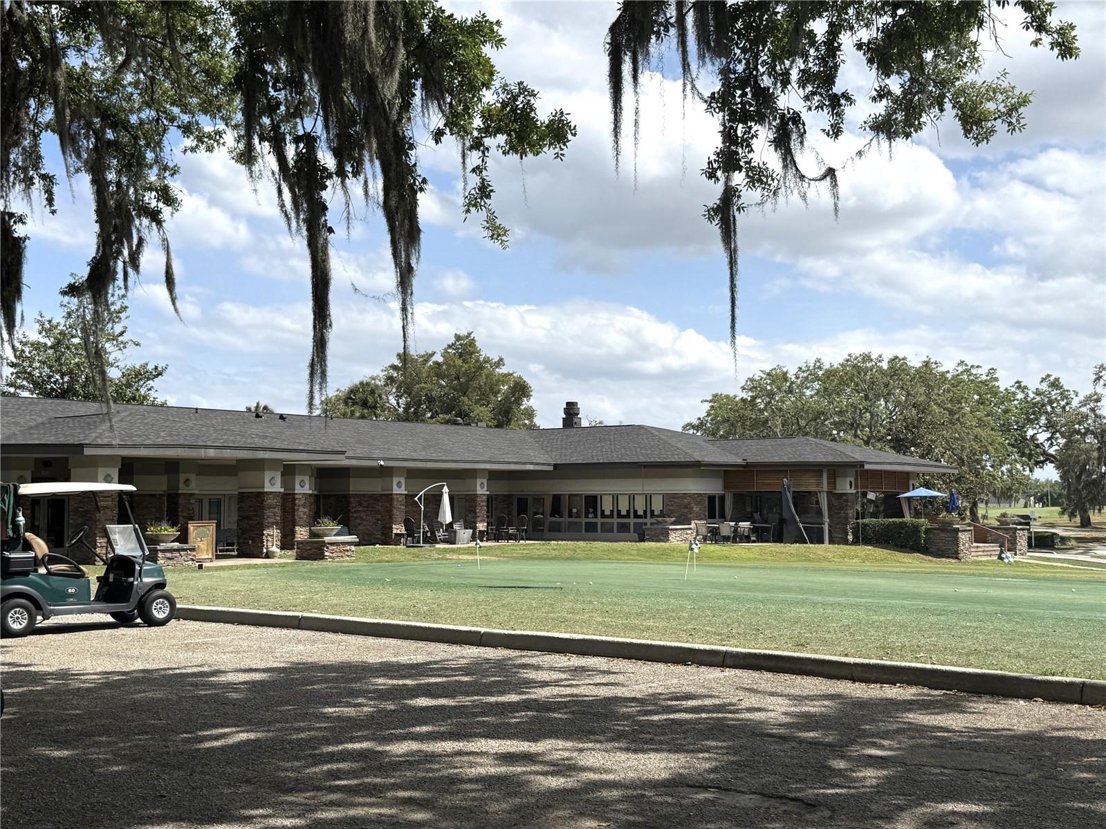 Listing photo id 57 for 6326 Queensway Dr