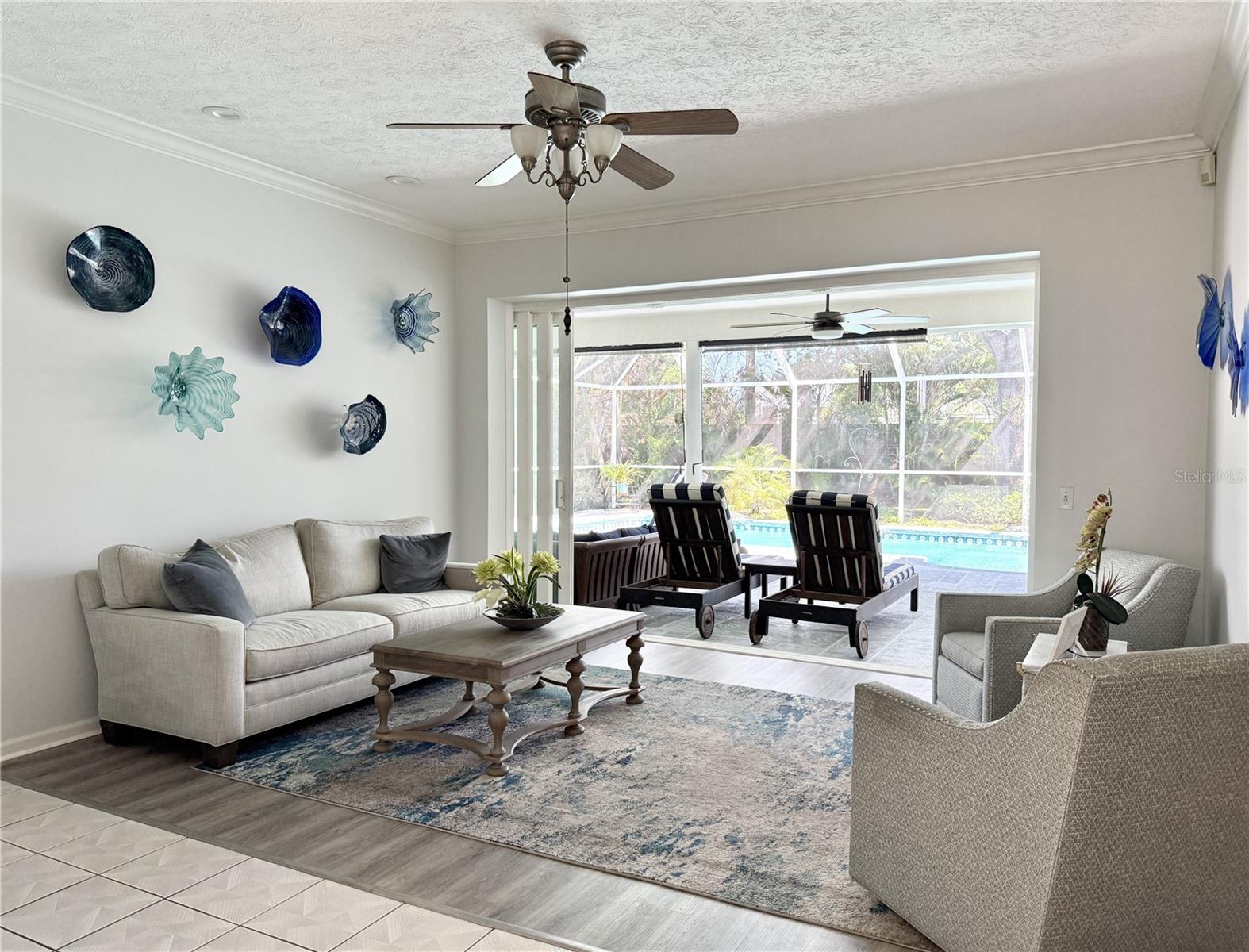 Listing photo id 4 for 6326 Queensway Dr