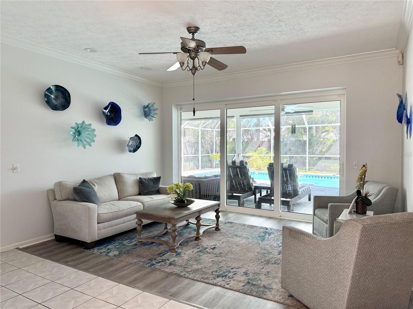 Listing photo id 5 for 6326 Queensway Dr