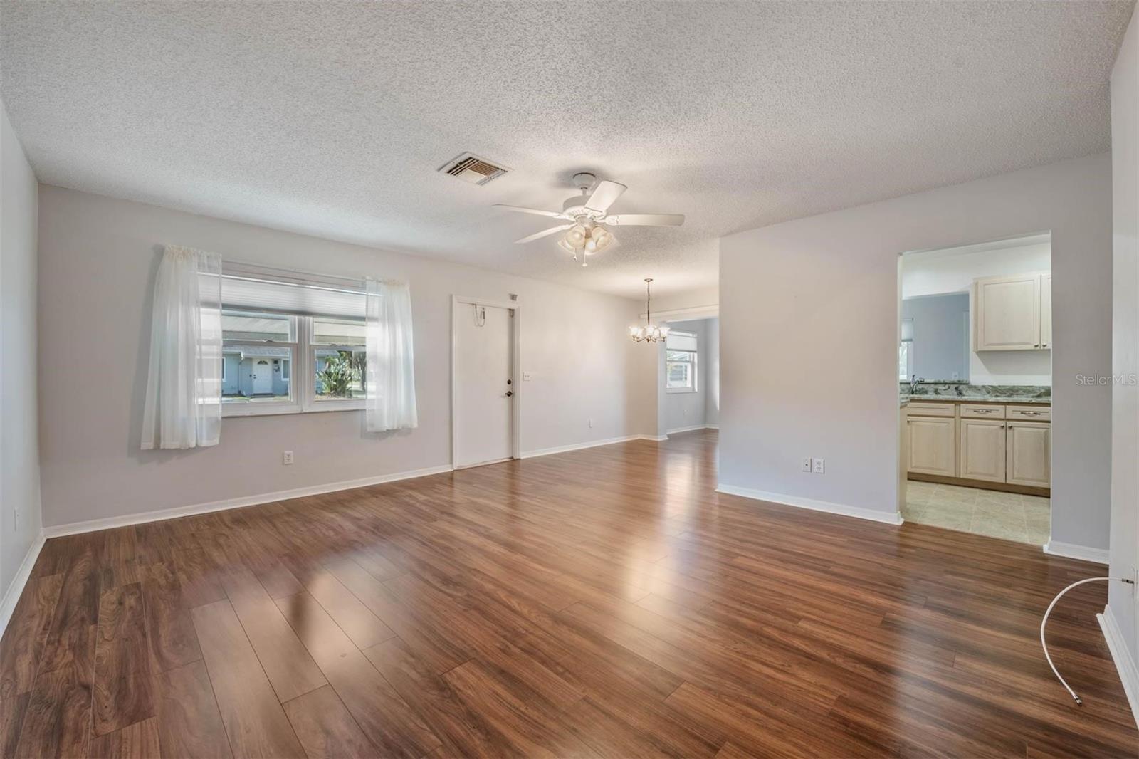 Image 11 of 46 For 214 Gloucester Boulevard