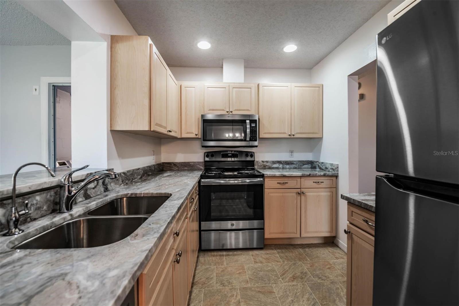 Image 14 of 46 For 214 Gloucester Boulevard