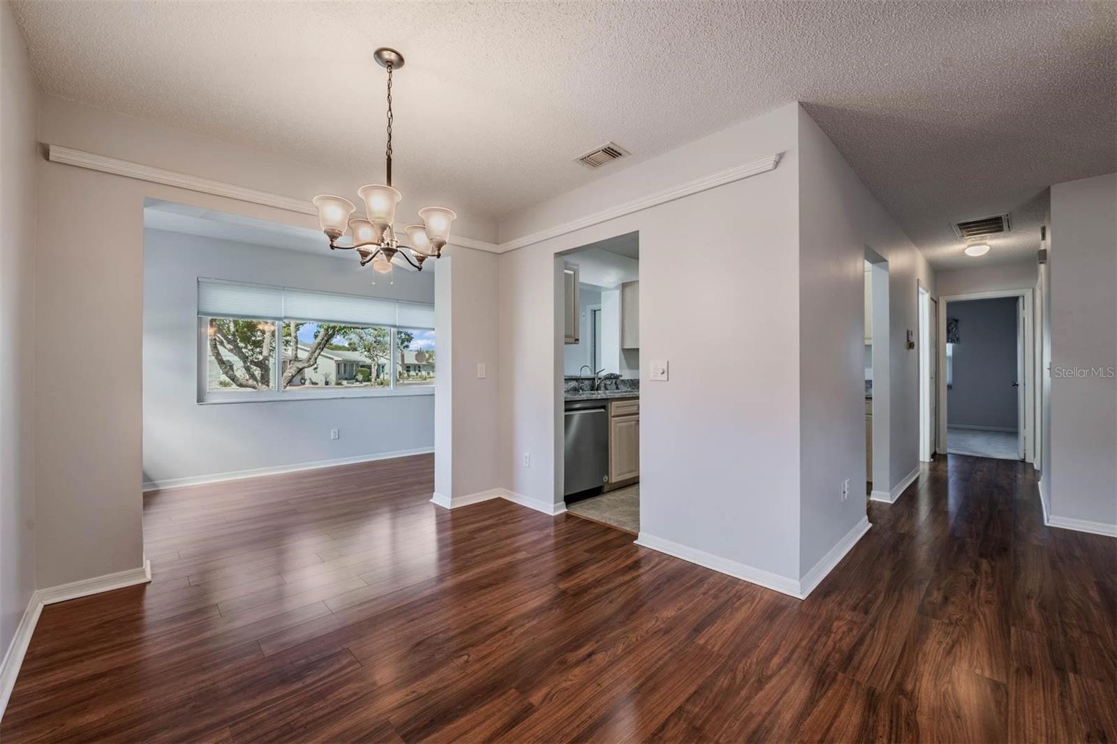 Image 17 of 46 For 214 Gloucester Boulevard